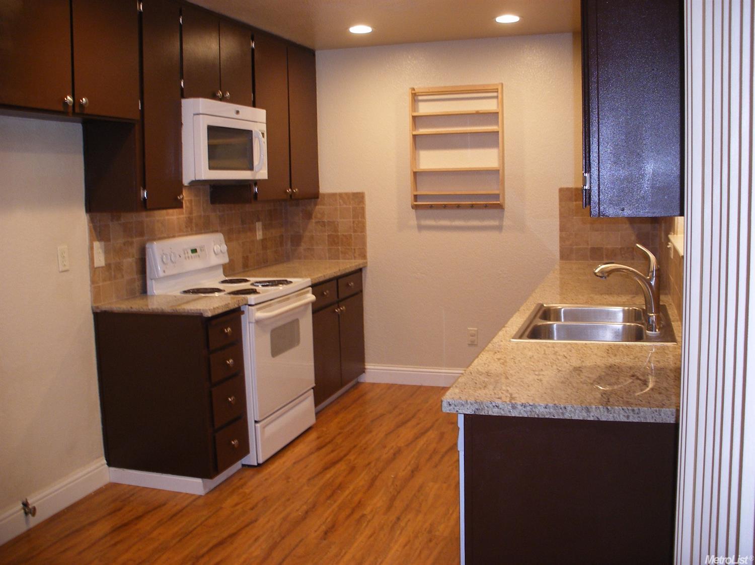 1420 W Kavanagh Ave, Tracy, CA 95376 photo 3