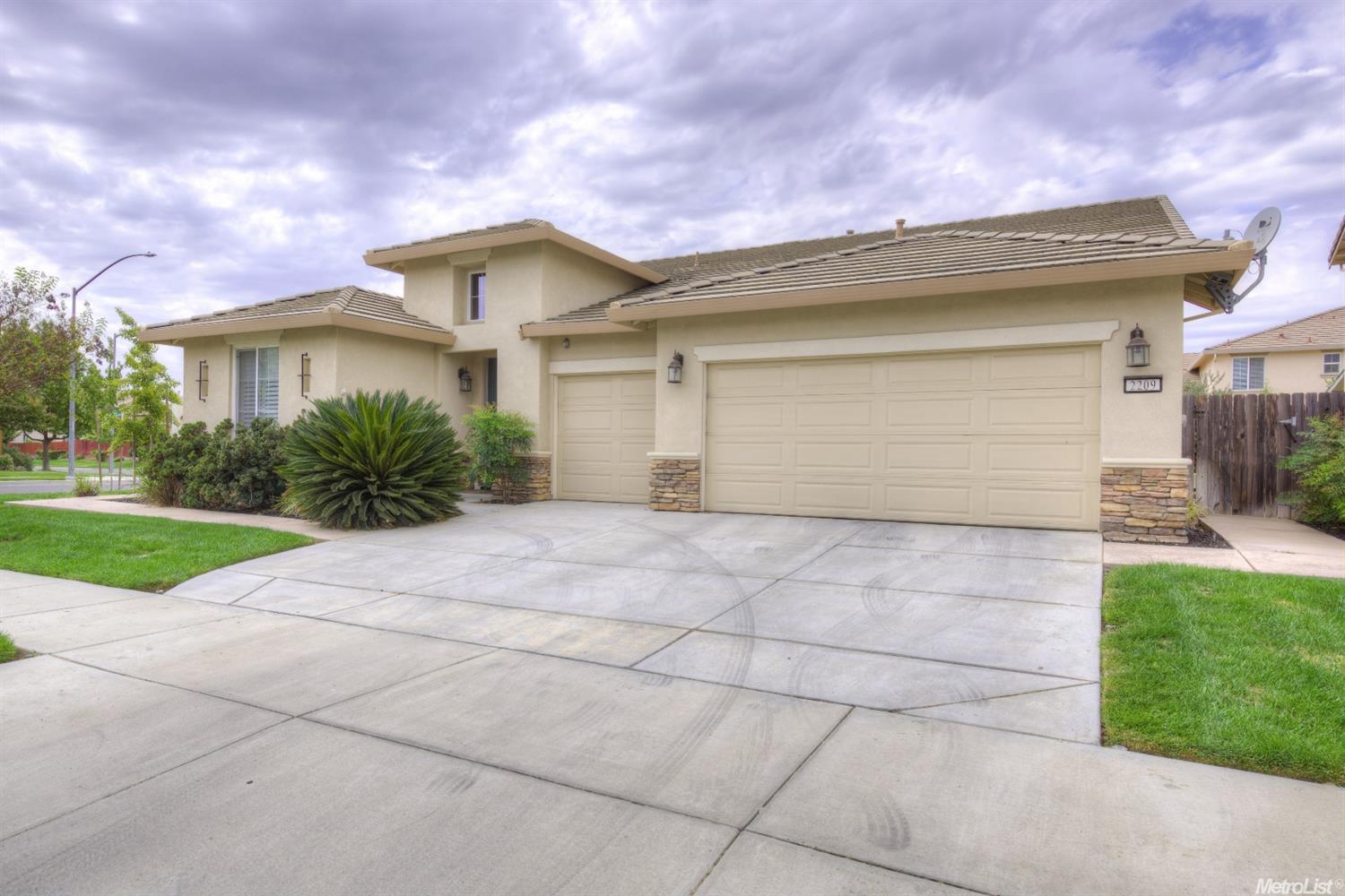 2209 Amber Leaf Ln, Ceres, CA 95307 photo 2