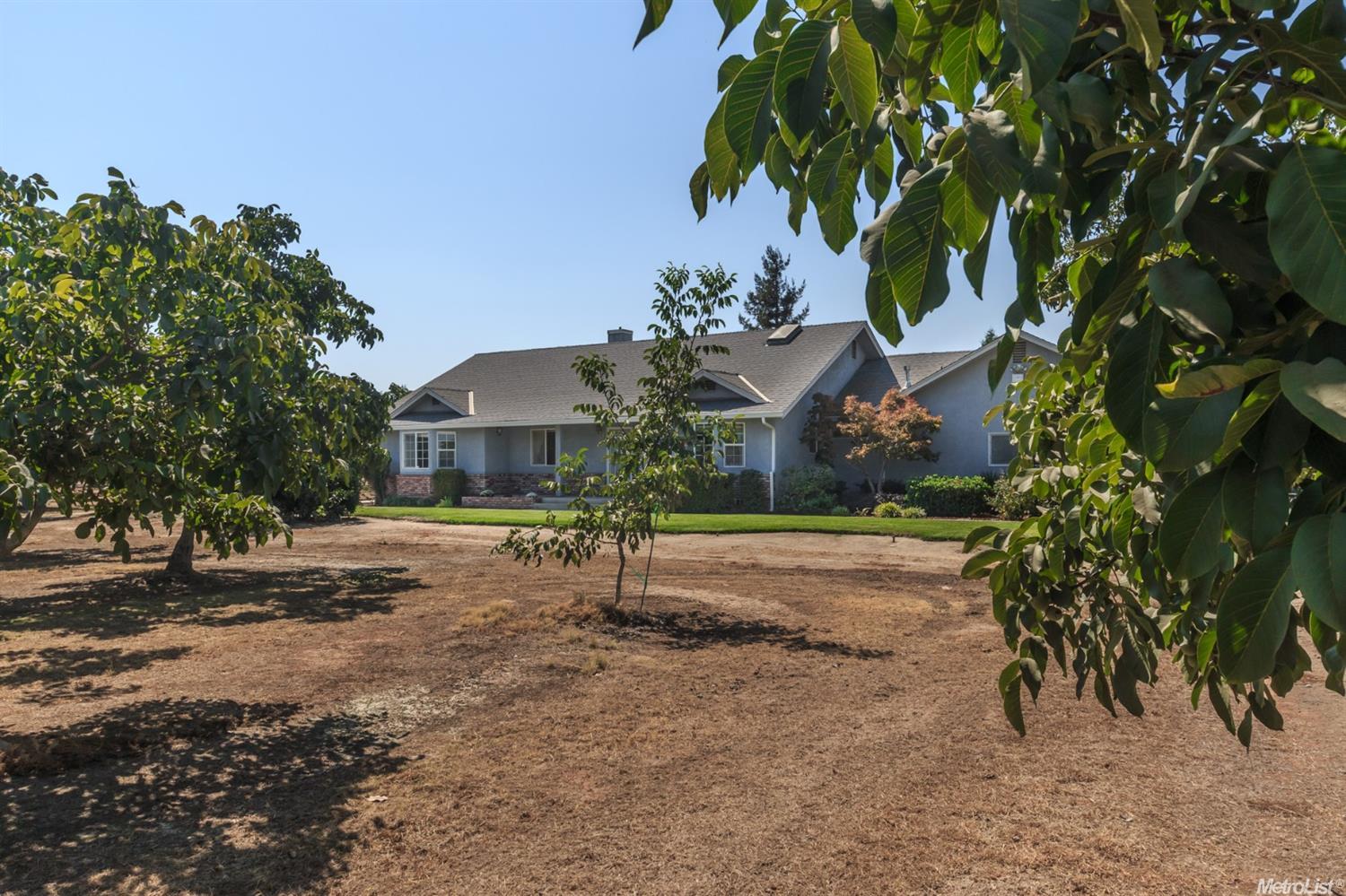 1561 N Dakota Ave, Modesto, CA 95358 photo 2