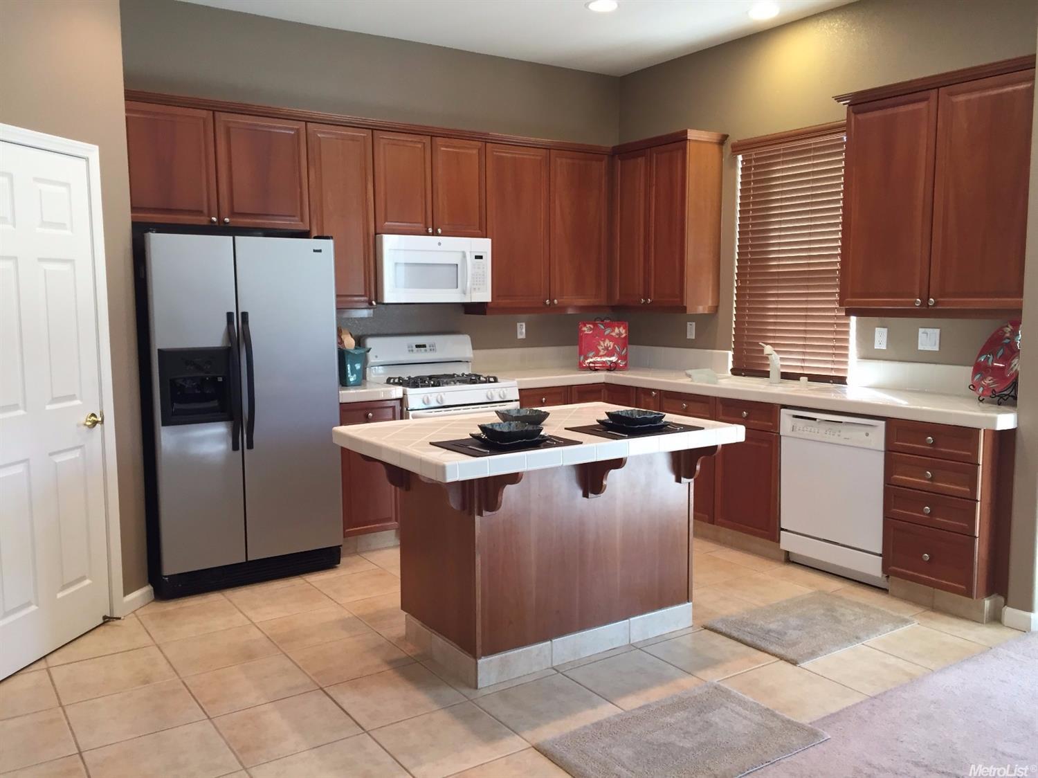 1630 Sparrowhawk St, Manteca, CA 95337 photo 2