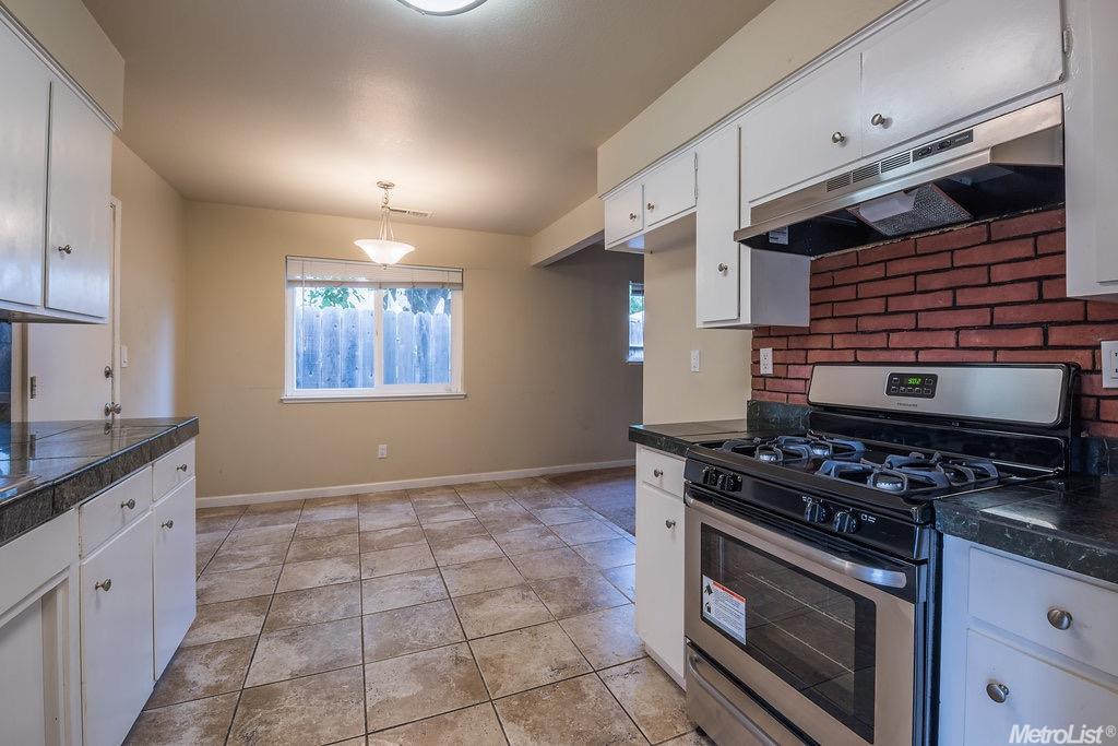 1405 Woodside Dr, Modesto, CA 95355 photo 4