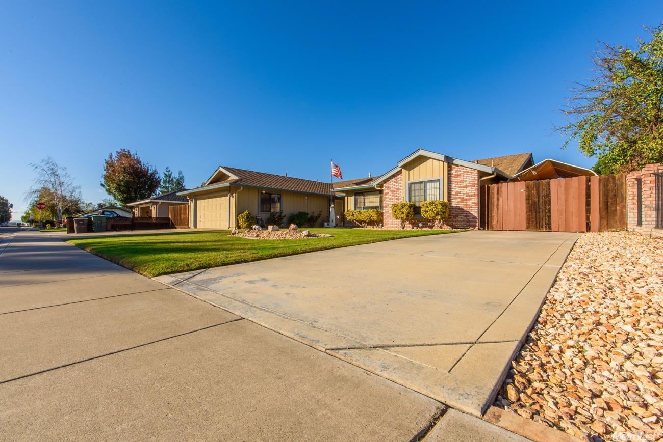 1669 Crom St, Manteca, CA 95337 photo 2