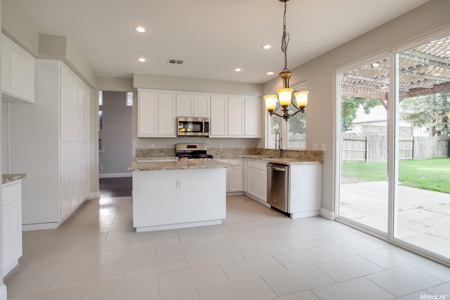 946 Fallbrook Ct, Escalon, CA 95320 photo 3
