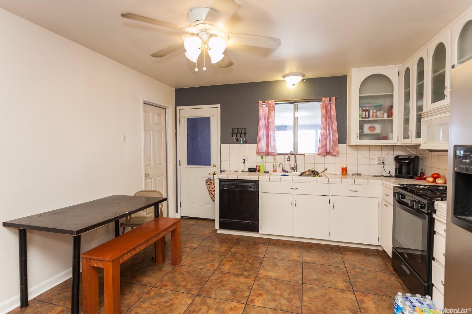 954 Parkside Ave, Manteca, CA 95336 photo 2