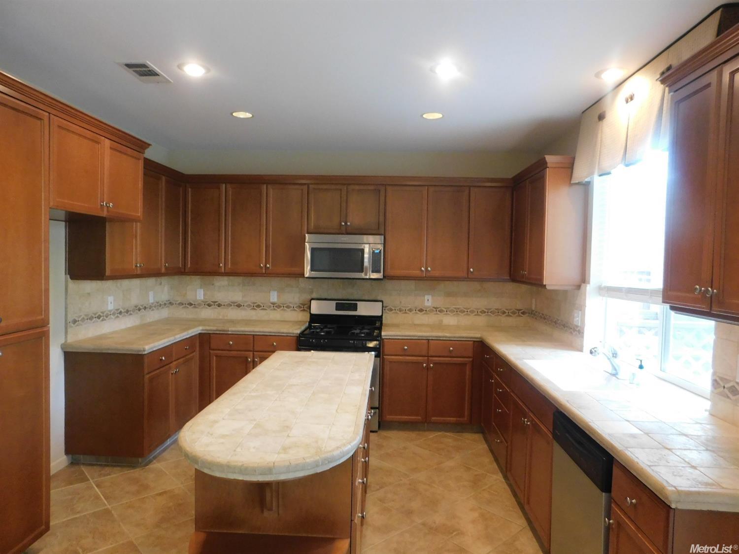 229 Arcadia Pl, Lodi, CA 95240 photo 2
