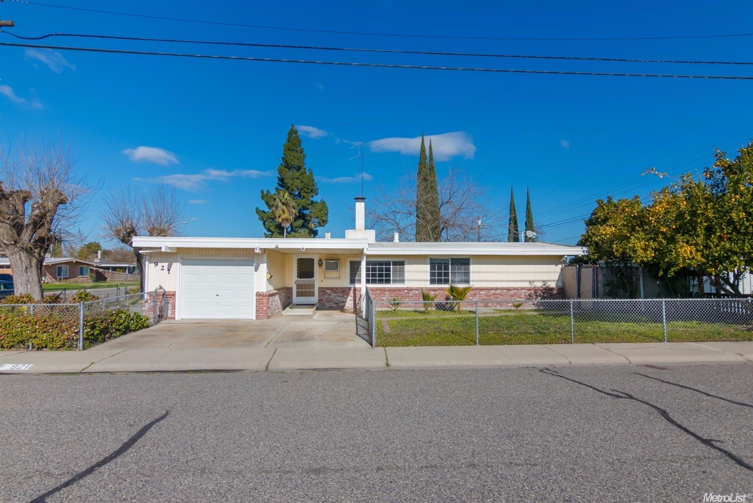 921 Trinity St, Manteca, CA 95336 photo 1