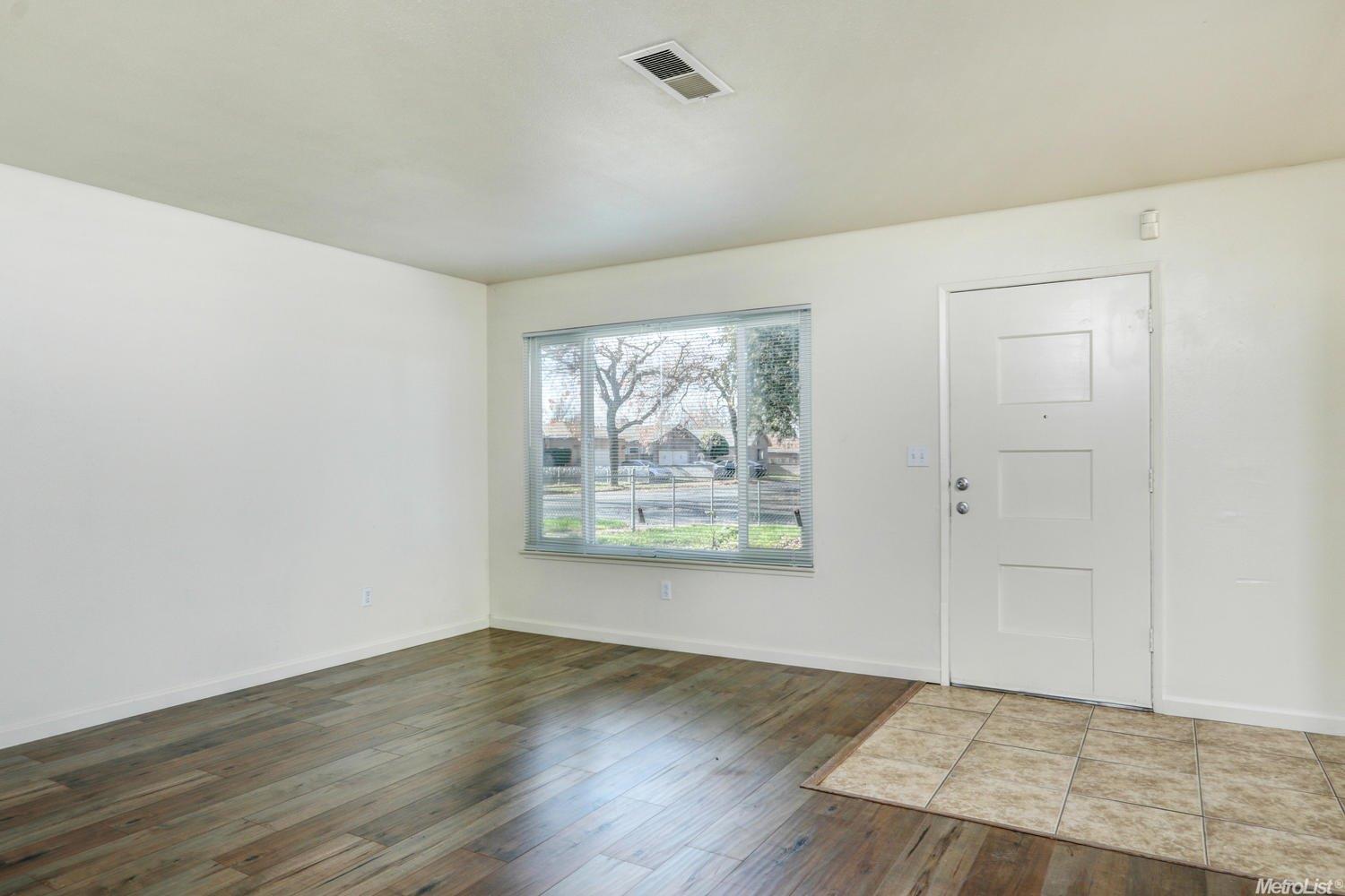 500 Comstock Ct, Modesto, CA 95351 photo 2
