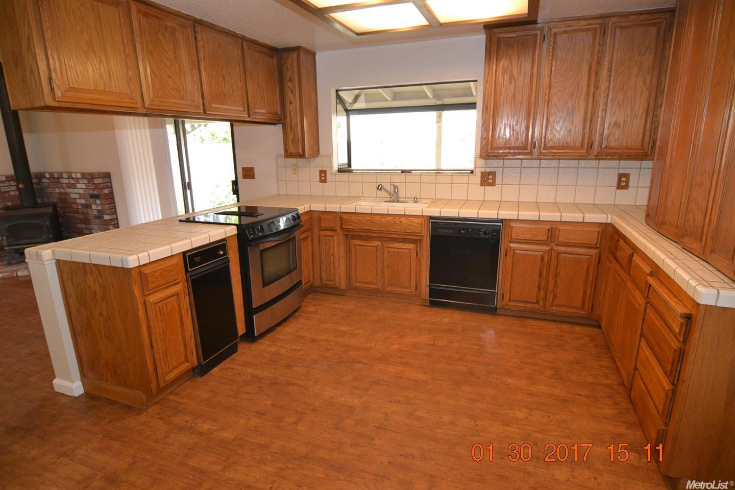 803 Hartwick Ave, Turlock, CA 95382 photo 2
