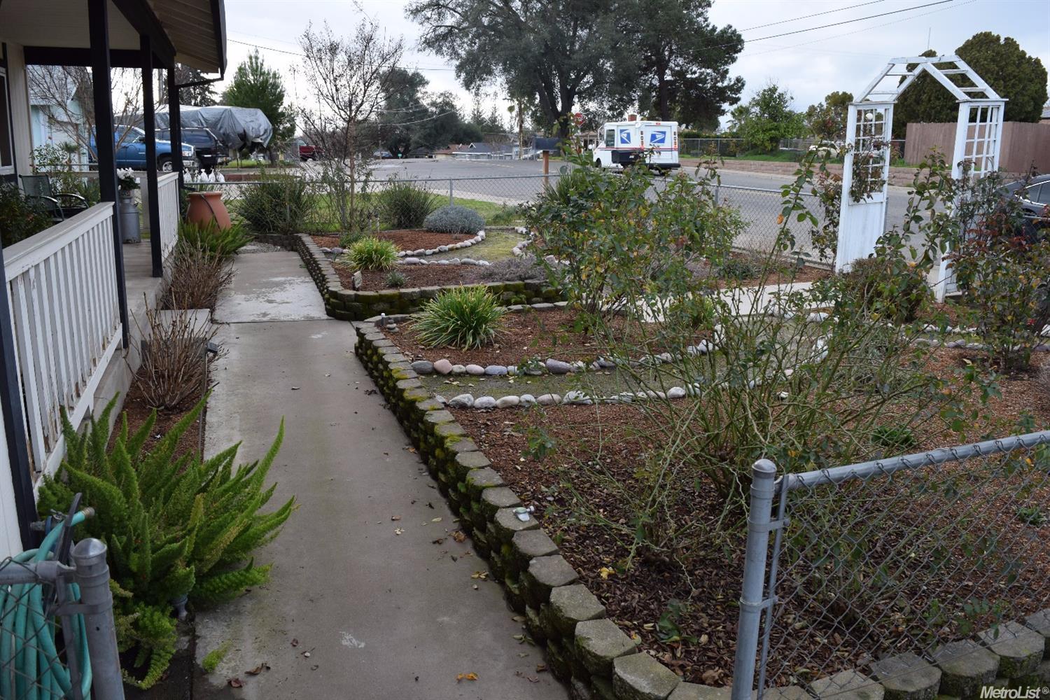 761 E A St, Oakdale, CA 95361 photo 4