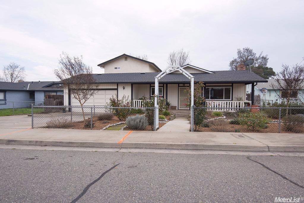 761 E A St, Oakdale, CA 95361 photo 1