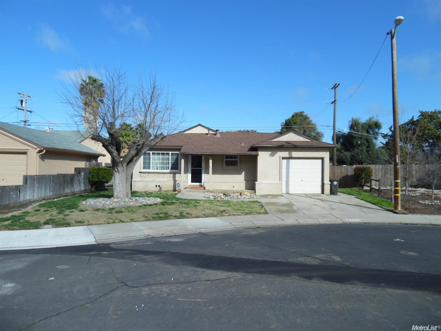 211 Martha St, Manteca, CA 95337 photo 1