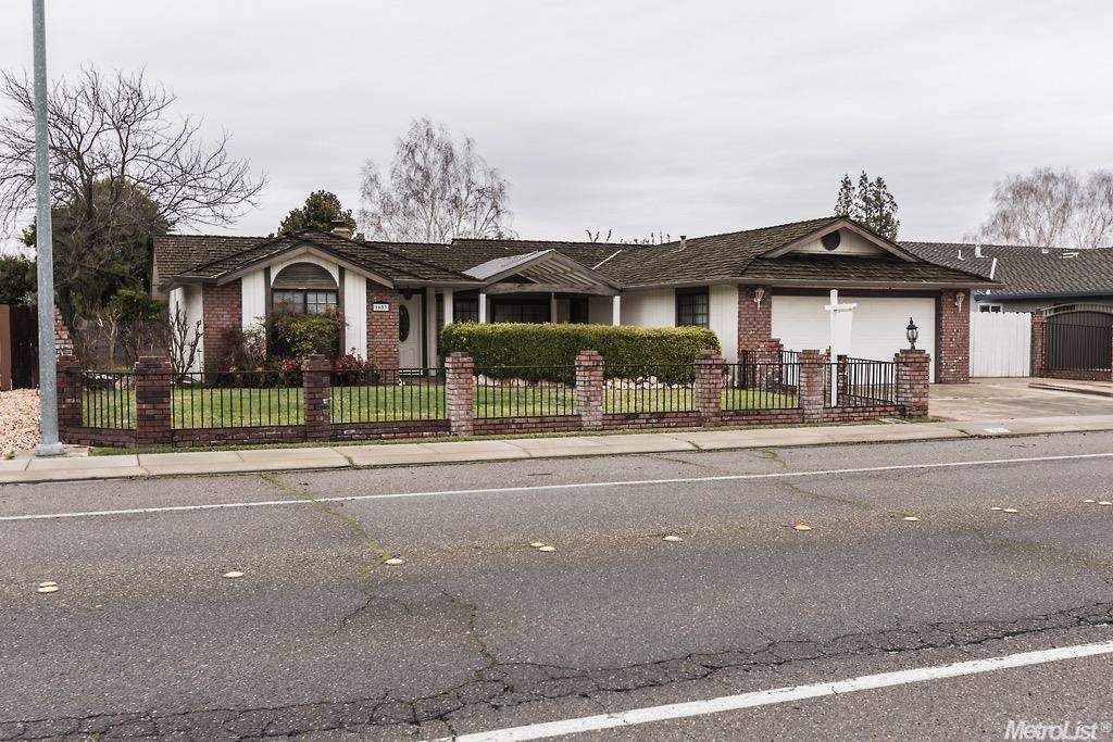 1653 Crom St, Manteca, CA 95337 photo 1