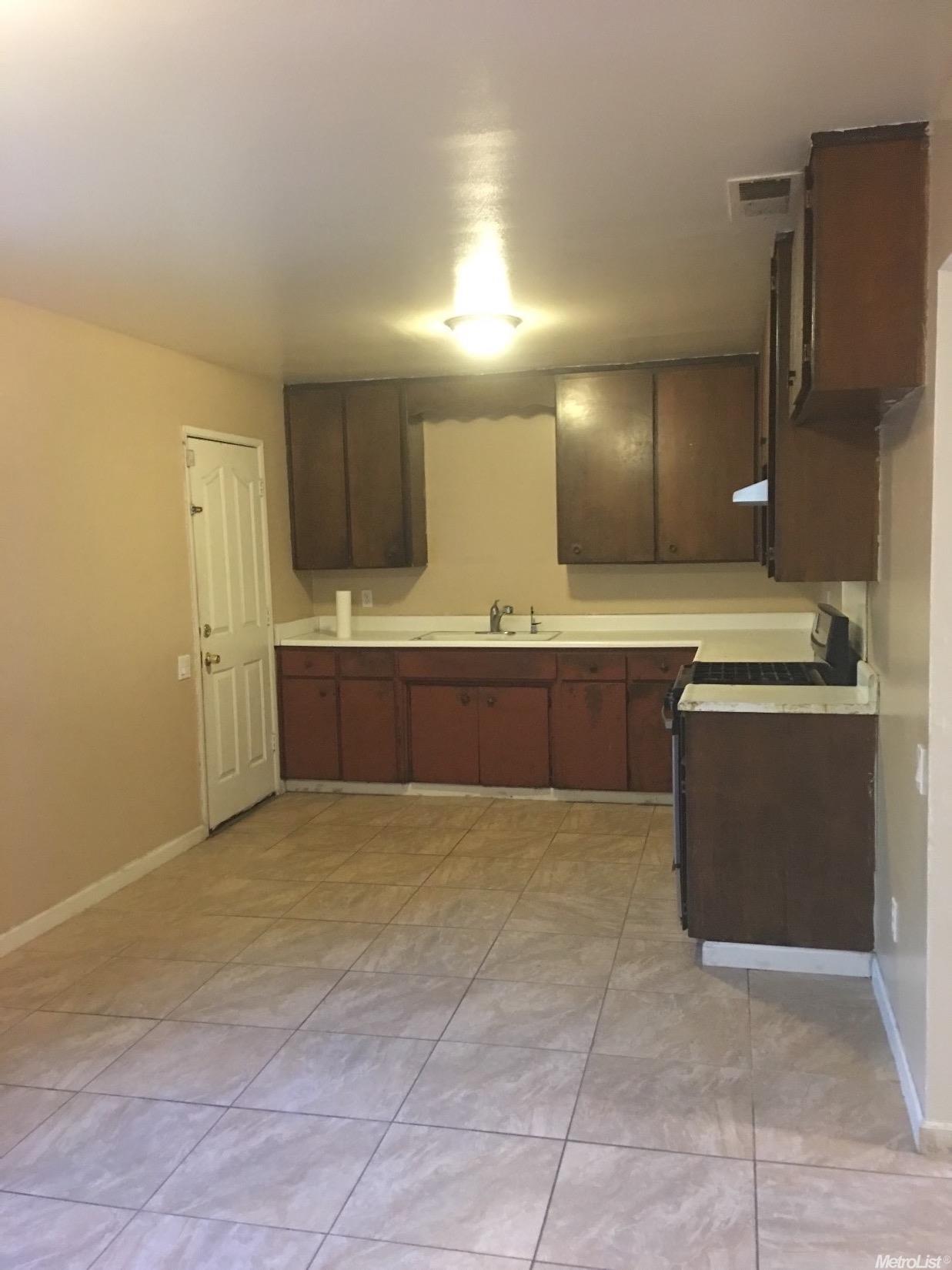 1100 Whitman Way, Modesto, CA 95351 photo 3