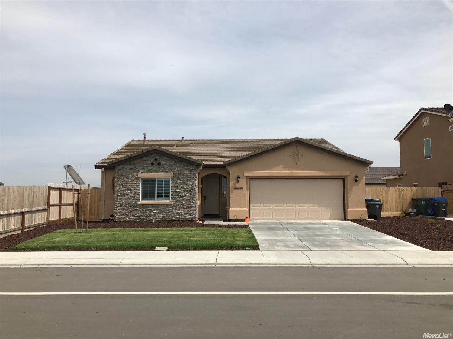 2040 W Oleander Ave, Manteca, CA 95337 photo 1