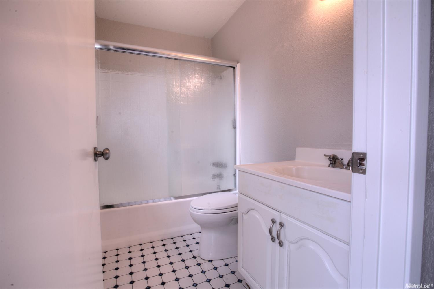 3905 Woodview Dr, Ceres, CA 95307 photo 18
