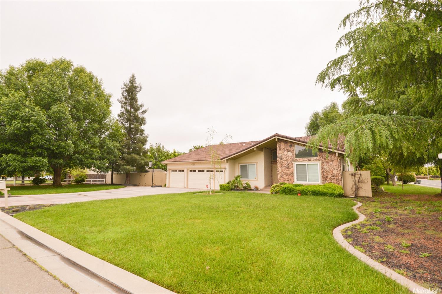 725 Independence Dr, Tracy, CA 95376 photo 2