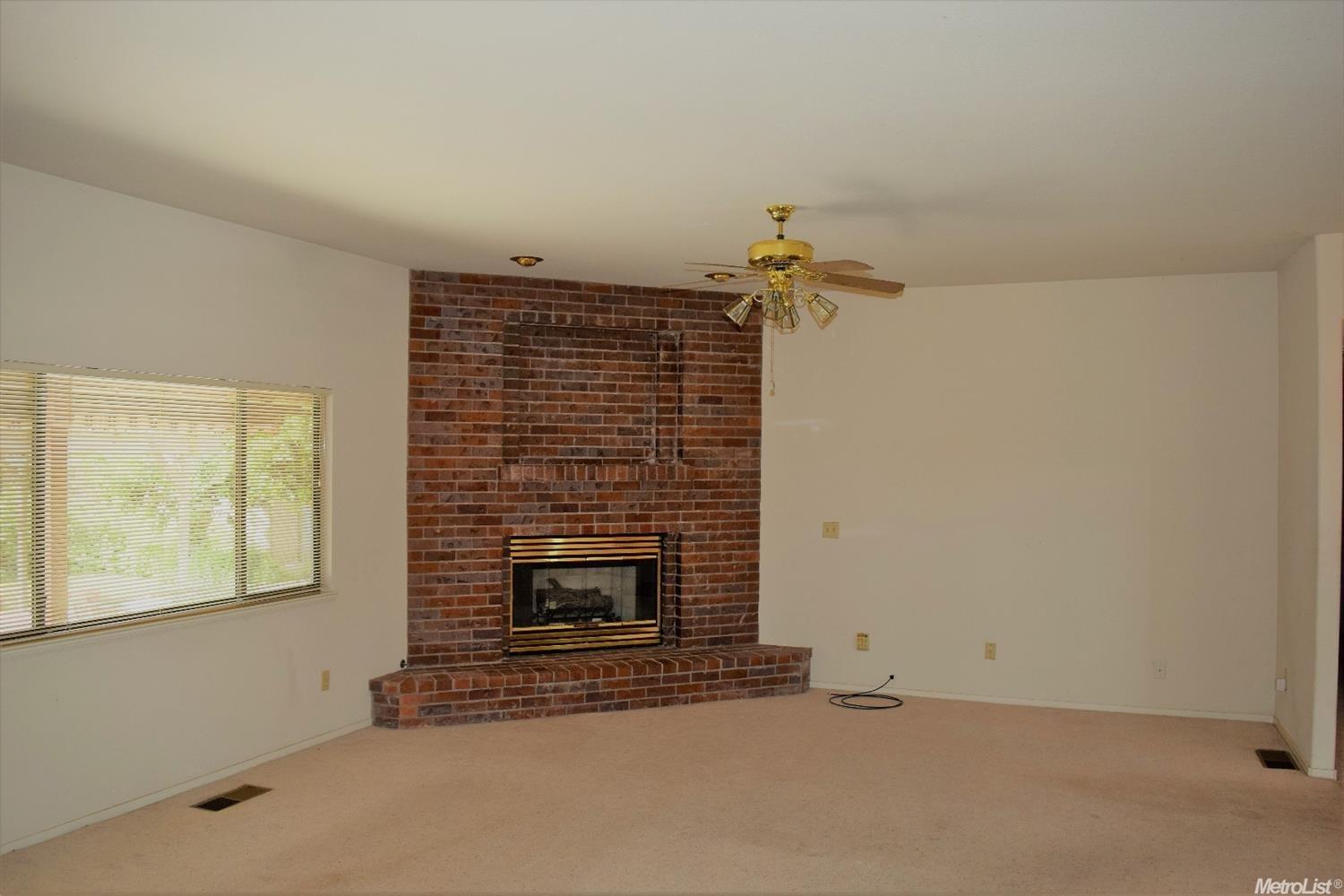 940 Country Club Cir, Ripon, CA 95366 photo 4