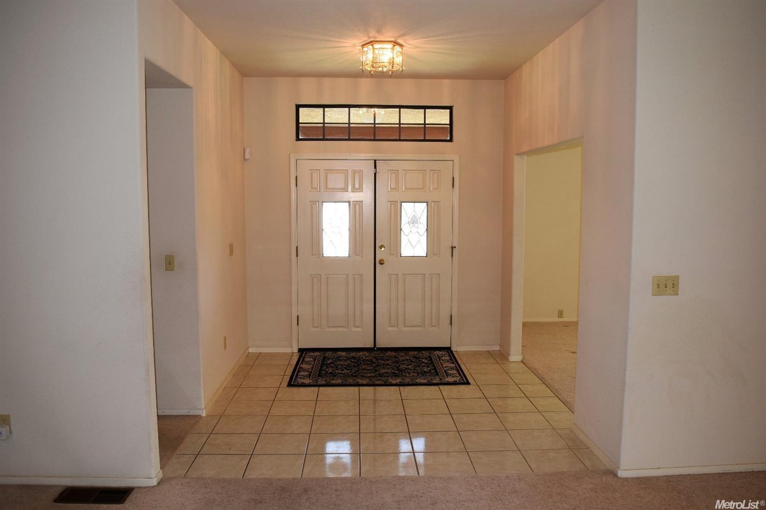 940 Country Club Cir, Ripon, CA 95366 photo 2