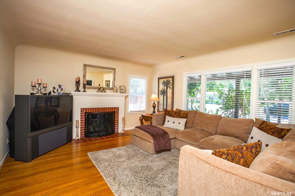 420 Myrtle Ave, Modesto, CA 95350 photo 2