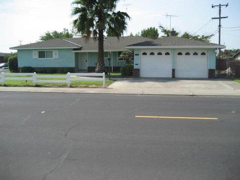 1112 E North St, Manteca, CA 95336 photo 1