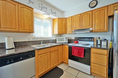 210 Downing Dr, Galt, CA 95632 photo 4