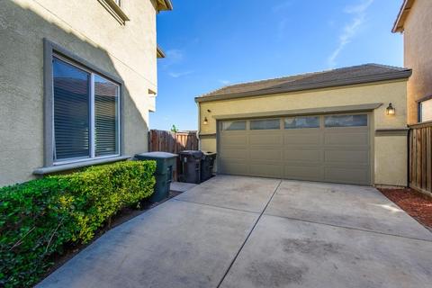 240 Crescent Moon Dr, Lathrop, CA 95330 photo 2