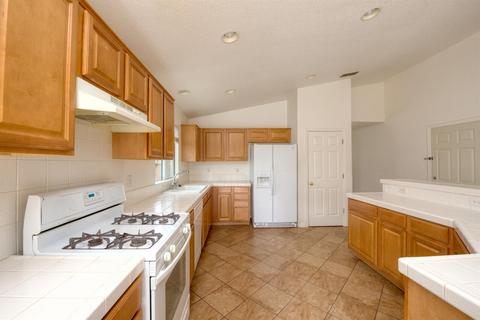 1142 Pipit Dr, Patterson, CA 95363 photo 4