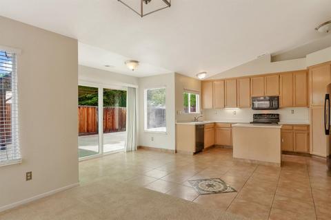 1077 Lourence Dr, Tracy, CA 95376 photo 7