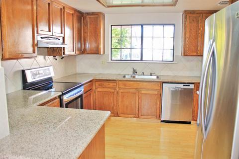 1208 Champagne Ct, Modesto, CA 95351 photo 2