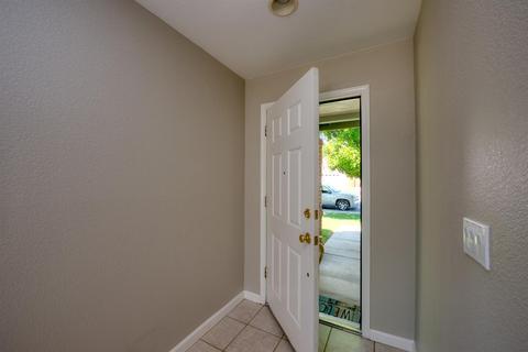 305 Red Robin Dr, Patterson, CA 95363 photo 3