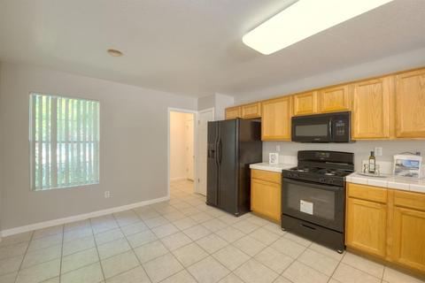 305 Red Robin Dr, Patterson, CA 95363 photo 8