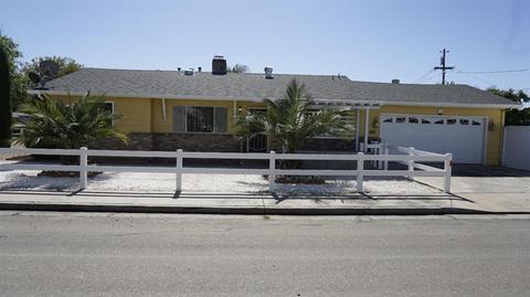 620 E St, Patterson, CA 95363 photo 2