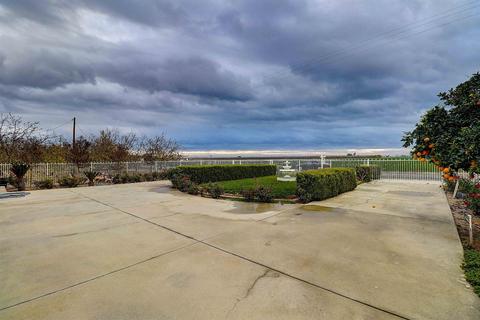 1301 Loquat, Patterson, CA 95363 photo 3