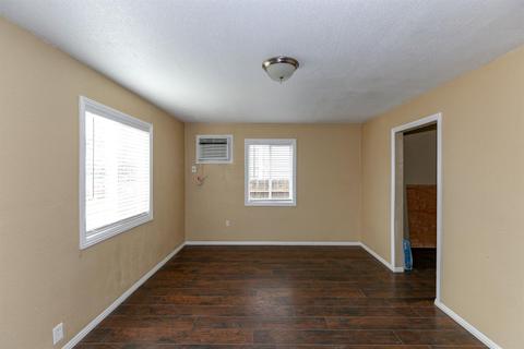 221 20th St, Merced, CA 95340 photo 4