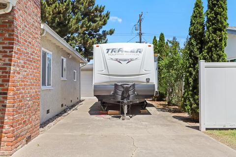 1213 College Ct, Modesto, CA 95350 photo 3