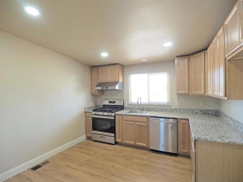 915 Elmo Ct, Manteca, CA 95336 photo 2