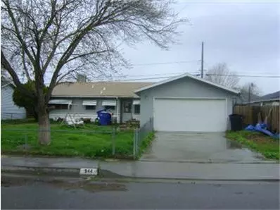 944 E Cinnamon Dr, Lemoore, CA 93245 photo 1