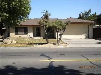 221 N Granada Dr, Madera, CA 93637 photo 1