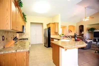 981 N Orangewood Ave, Clovis, CA 93611 photo 3