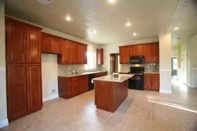 735 N Acacia Ave, Clovis, CA 93611 photo 3