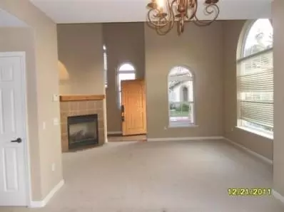 144 S Granada Dr, Madera, CA 93637 photo 2