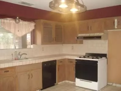 608 S Dockery Ave, Sanger, CA 93657 photo 4