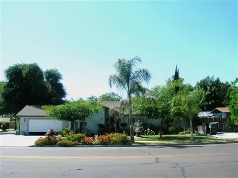 708 N Granada Dr, Madera, CA 93637 photo 2