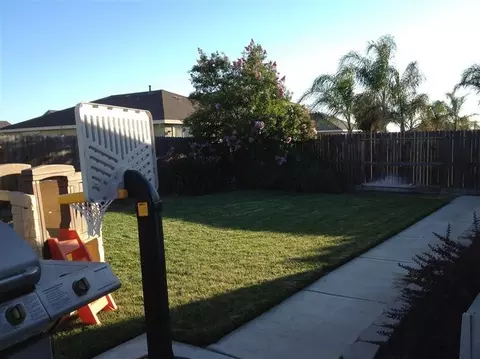 325 Larkin Ave, Chowchilla, CA 93610 photo 2