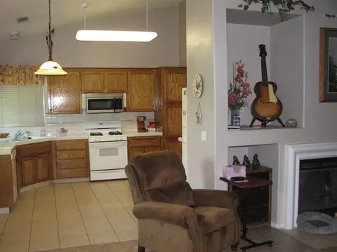 2124 Cromwell Ave, Clovis, CA 93611 photo 9