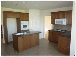 1078 Paradise Dr, Lemoore, CA 93245 photo 5