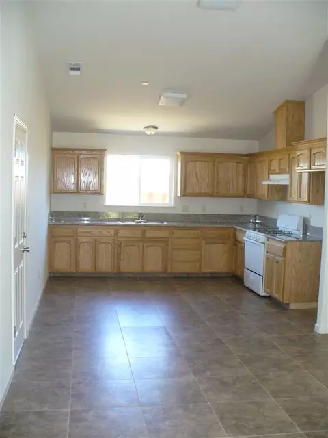 57 Knox St, Madera, CA 93638 photo 2