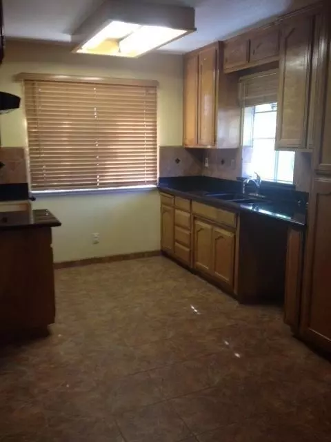 601 Oakridge Dr, Madera, CA 93637 photo 2