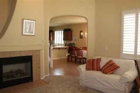 668 W Fontaine Ln, Clovis, CA 93619 photo 4