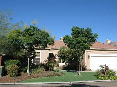 4657 N Emerald Peak Dr, Clovis, CA 93619 photo 2